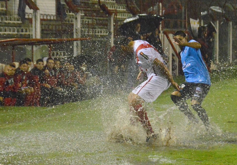 El agua conspiró contra el fútbol, como se ve en la imagen.
