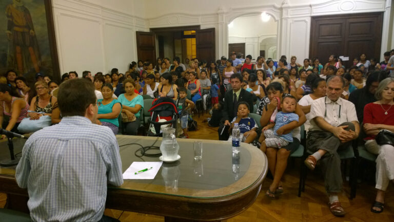 En la Legislatura, por la urbanización de las villas y garantía para inquilinos