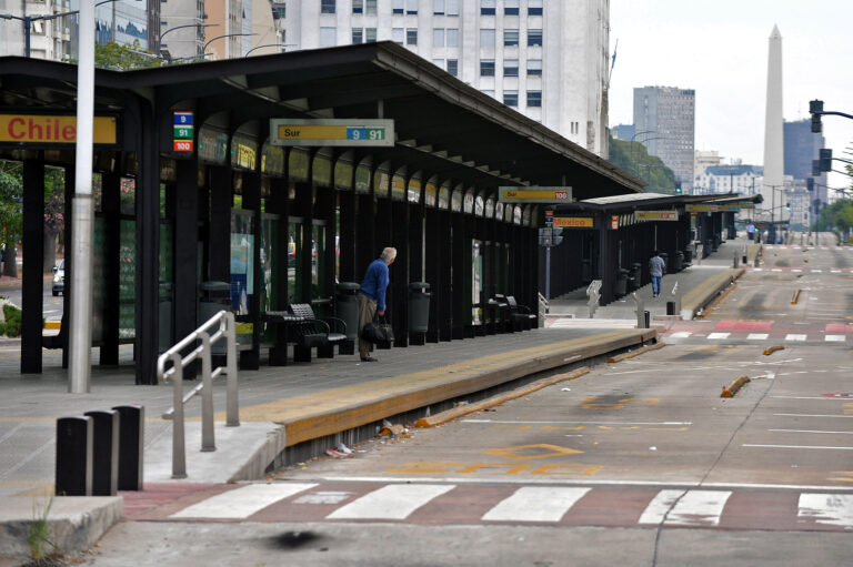 Otra marcha contra el metrobus Alberdi-Directorio