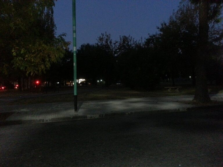 Ante la falta de luz en la Plaza “Villa Real”, vecinos marcharán con velas
