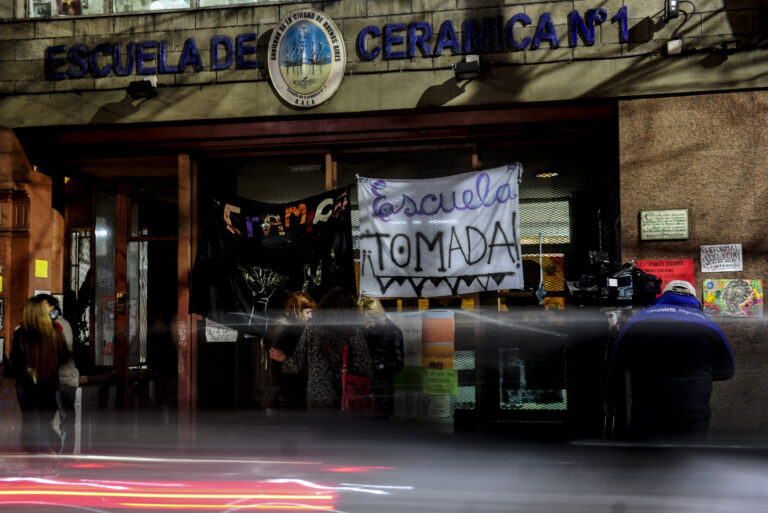 24-escuelatomada