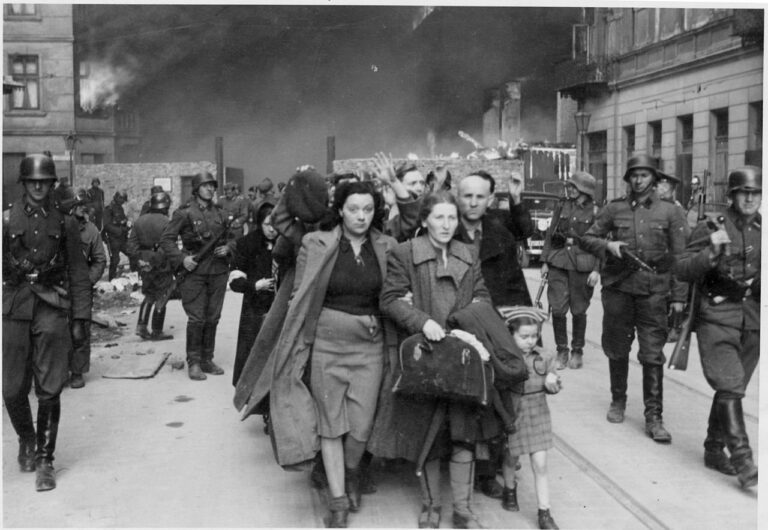 stroop-report-warsaw-ghetto-uprising-judios-a-la-deportacion_4138eef1_1280x883