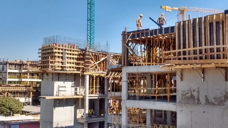 06-const