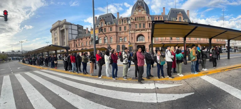 05-fila en constitucion colectivo