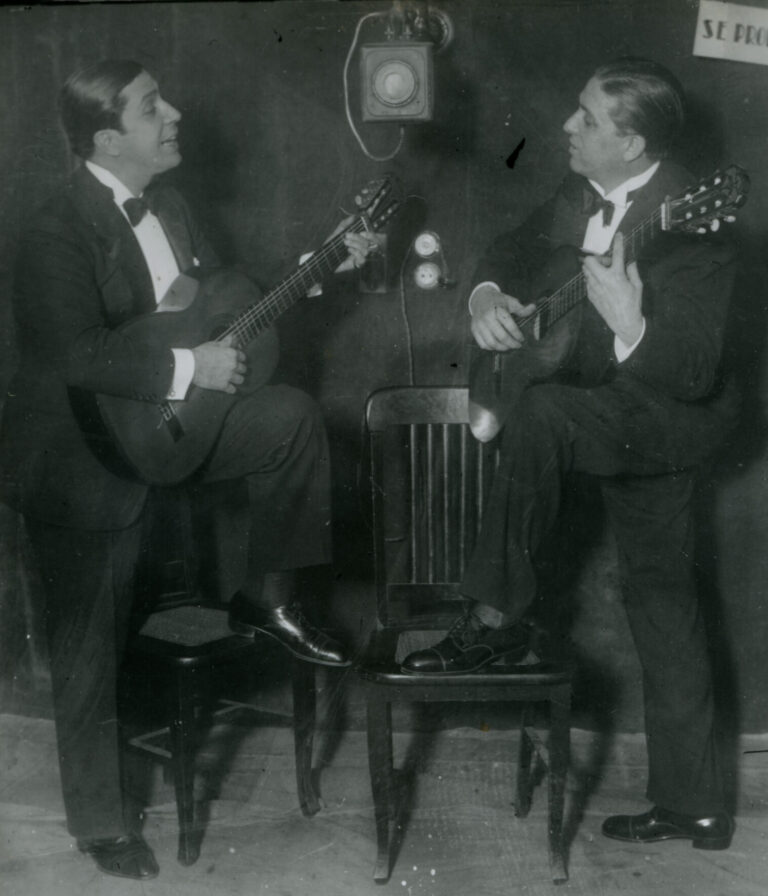 Carlos Gardel e Ignacio Corsini posando. Foto promocional LR3 Radio Nacional, 1930