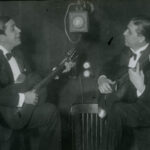 Carlos Gardel e Ignacio Corsini posando. Foto promocional LR3 Radio Nacional, 1930
