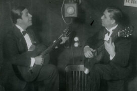 Carlos Gardel e Ignacio Corsini posando. Foto promocional LR3 Radio Nacional, 1930