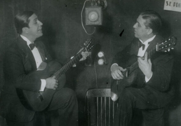 Carlos Gardel e Ignacio Corsini posando. Foto promocional LR3 Radio Nacional, 1930