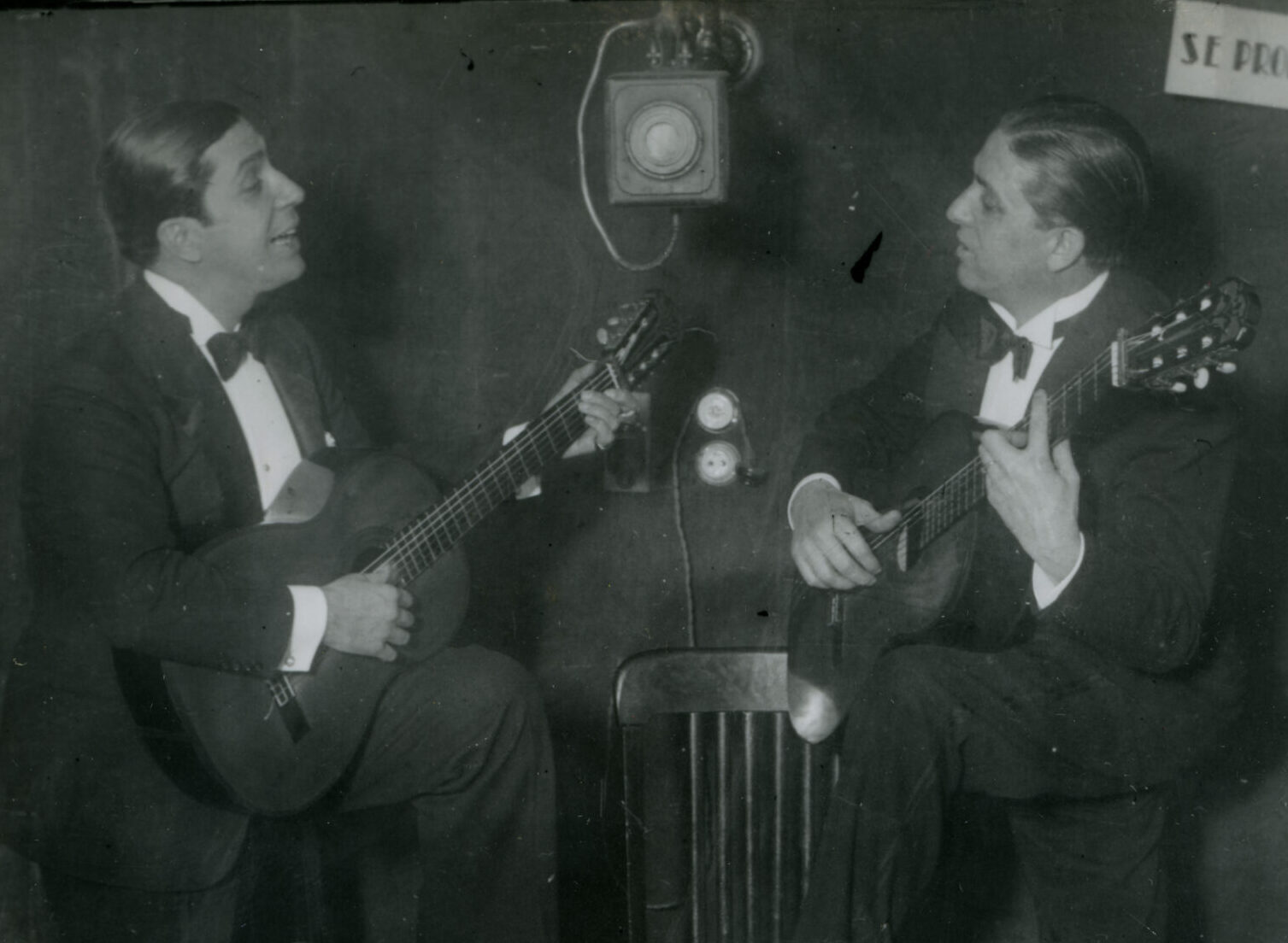 Carlos Gardel e Ignacio Corsini posando. Foto promocional LR3 Radio Nacional, 1930