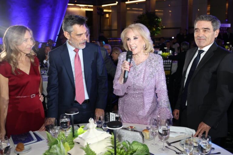 Mariana Bagó, Pte Fund. Fernández, Carlos Damin, Dir. Hosp Fernandez, Mirtha Legrand y Ministro Salud Caba Fernán Quirós.