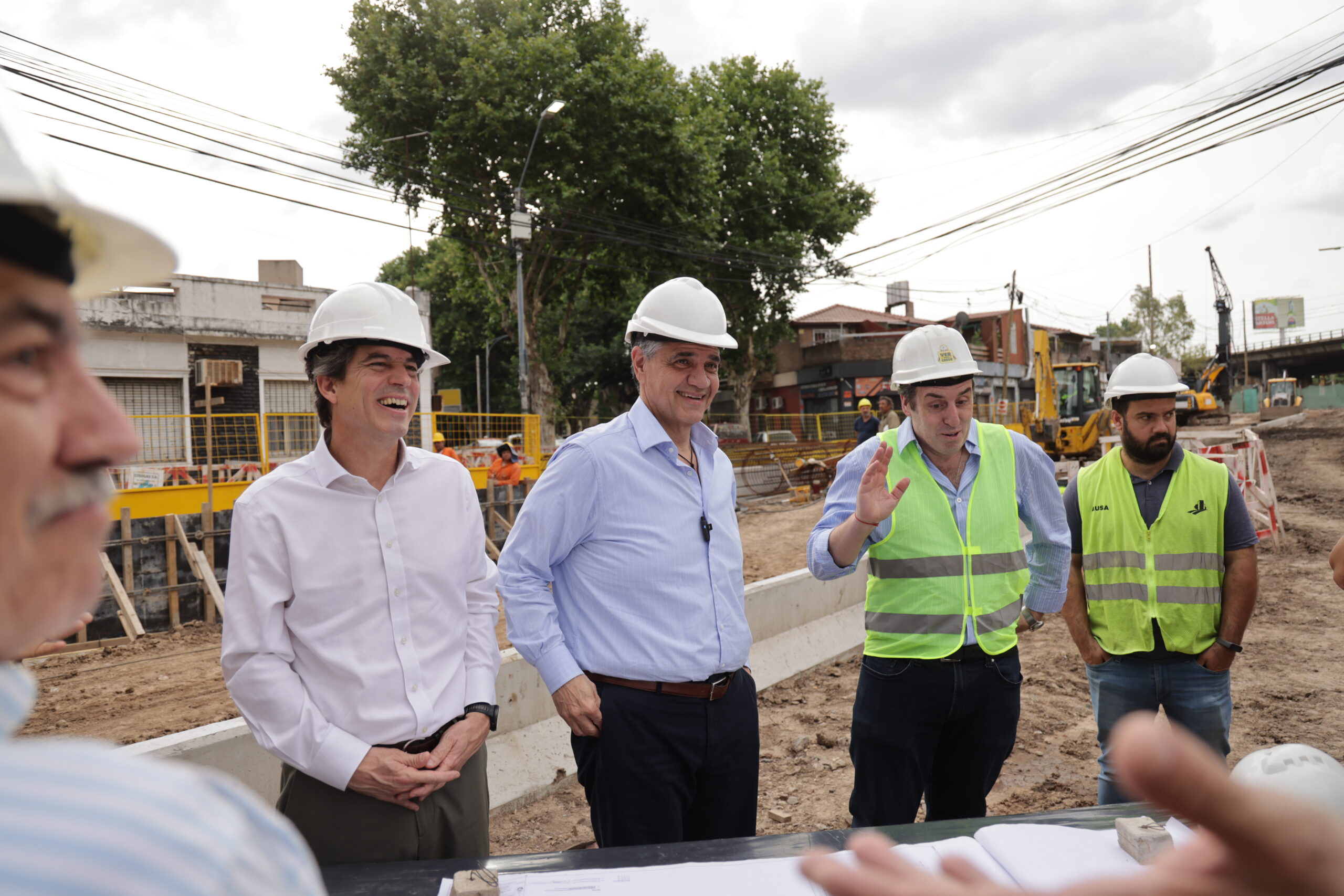 15-macri en paso a nivel irigoyen